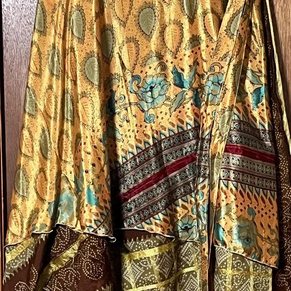 Woman’s size 14-32 Reversible Upcycled Sari Wrap Skirt in Tea / Neutral tones - Picture 5 of 6